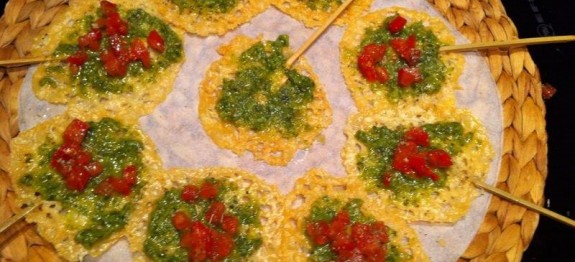PIRULETAS DE QUESO CON PESTO Y TOMATE
